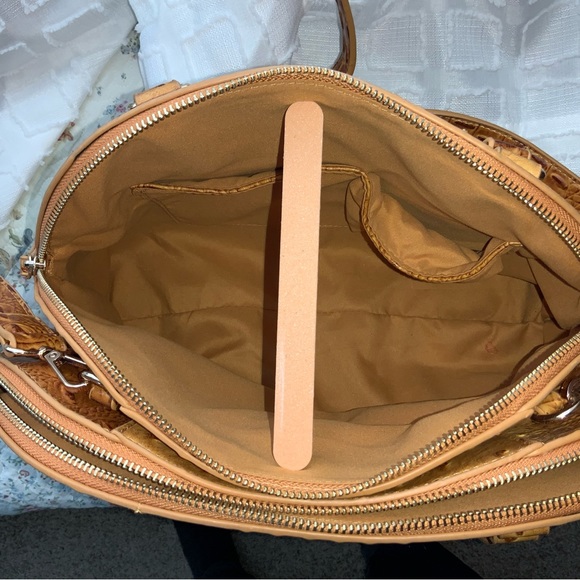 Alligator Textured Handbag - Picture 8 of 12